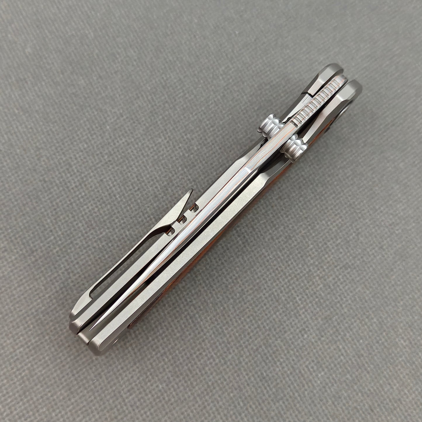 VORIXN KB074 closed spine-side structure showing handle thickness and closed blade alignment.