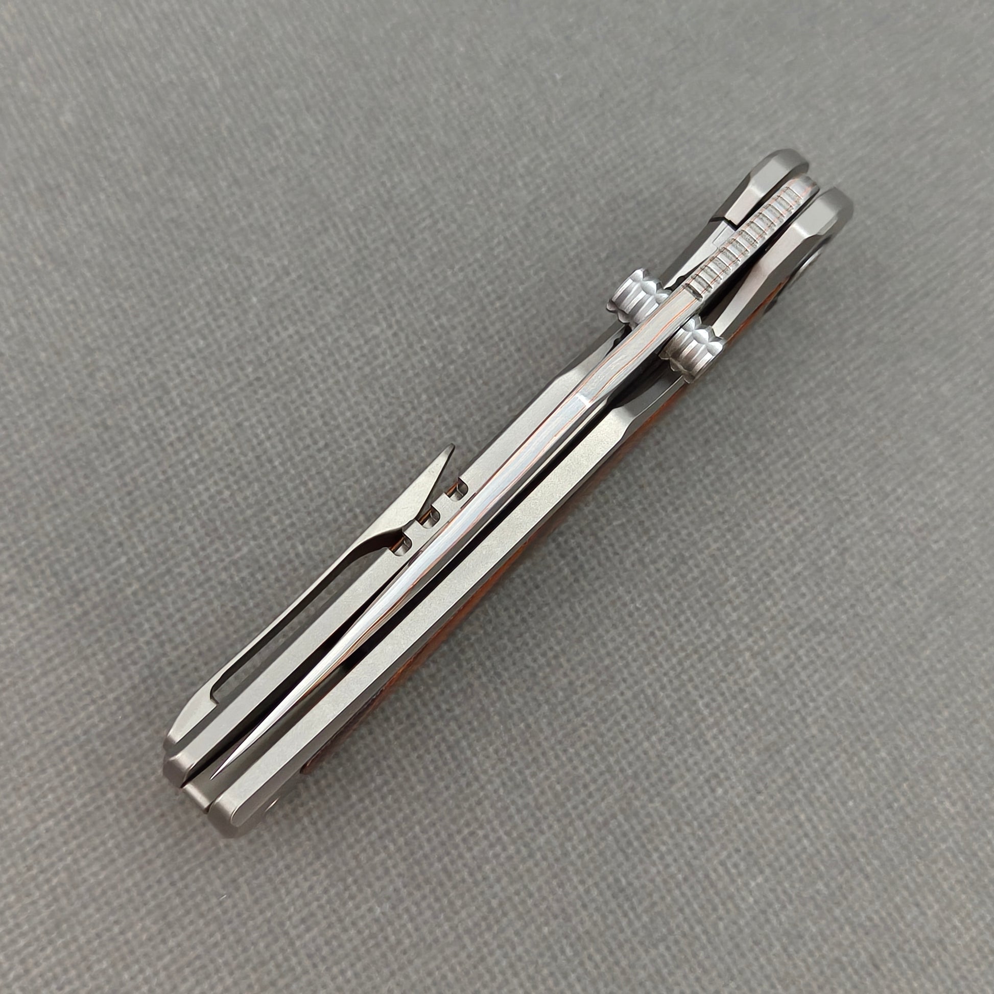 VORIXN KB074 closed spine-side structure showing handle thickness and closed blade alignment.
