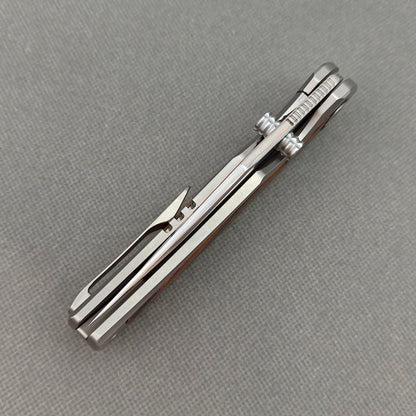 VORIXN KB074 closed spine-side structure showing handle thickness and closed blade alignment.