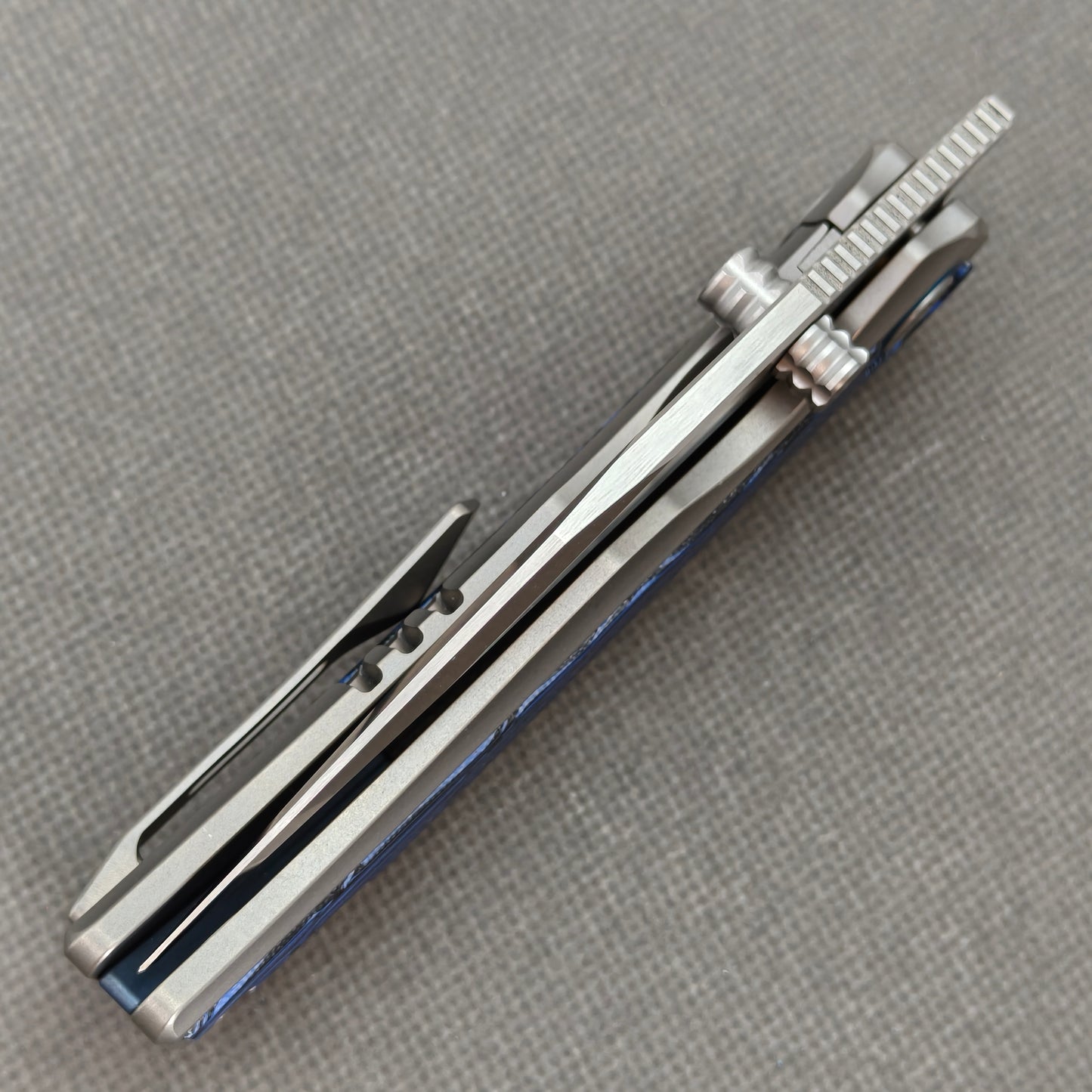 VORIXN KB005 closed spine-side structure showing handle thickness and closed blade alignment.
