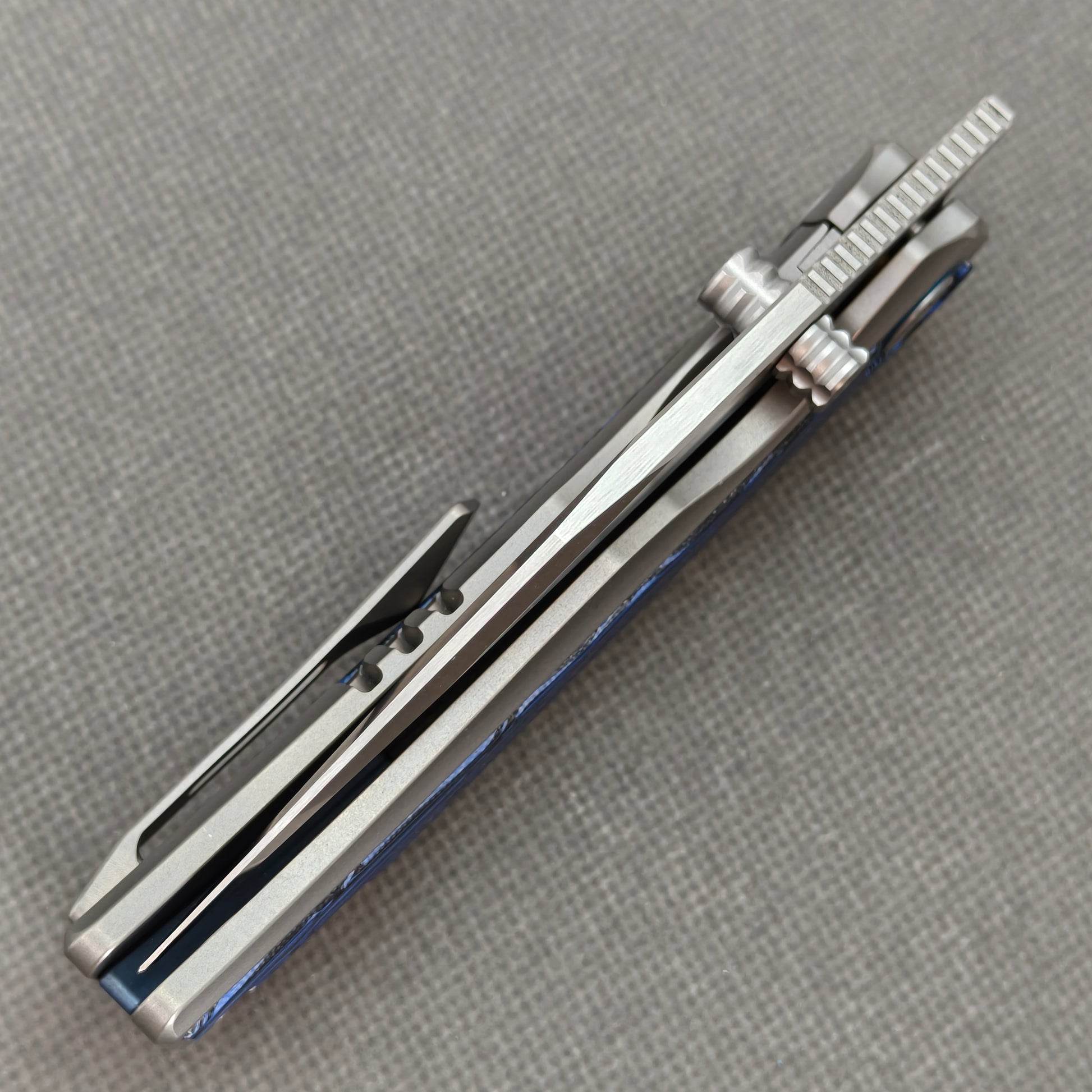 VORIXN KB005 closed spine-side structure showing handle thickness and closed blade alignment.