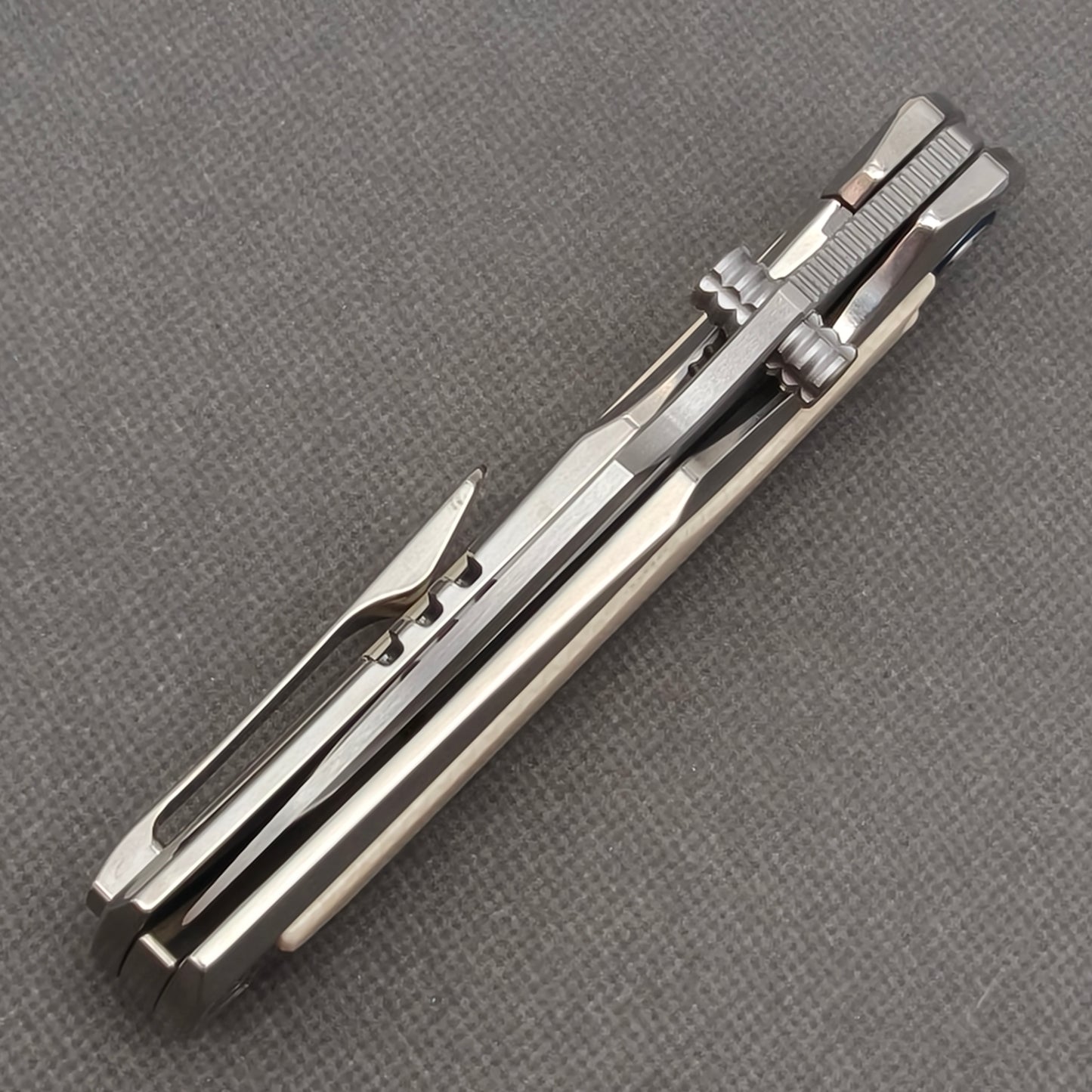 Vorixn "LUCENT" Flipper & Thumb Stud Messer mit Titan & technischem Mineralverbundgriff (9,1 cm 10Cr15CoMoV Klinge) KB044