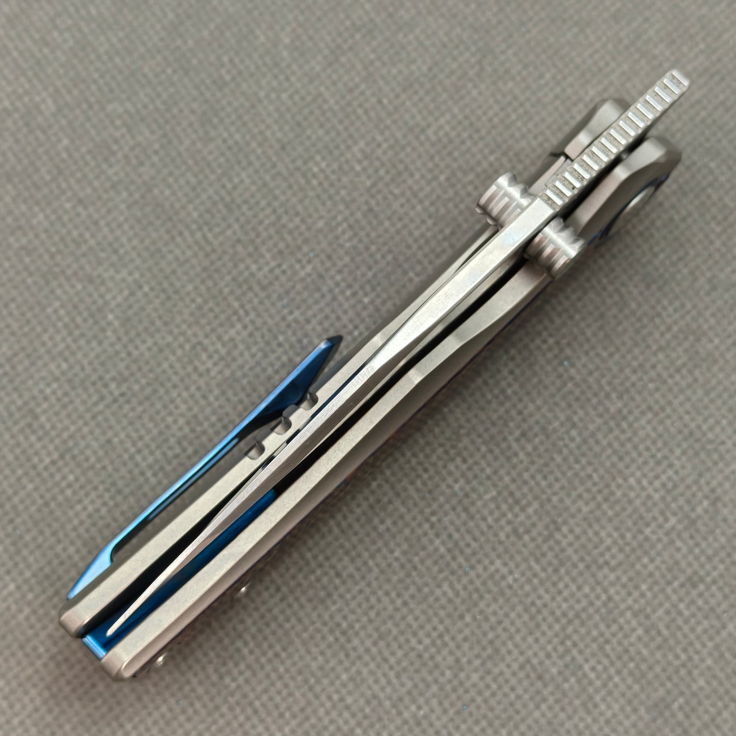 Vorixn „Abyssal“ Flipper- und Daumenpin-Messer mit Griff aus Titanflamme und Zirkoninlay (3,8" Damastklinge) KB039 