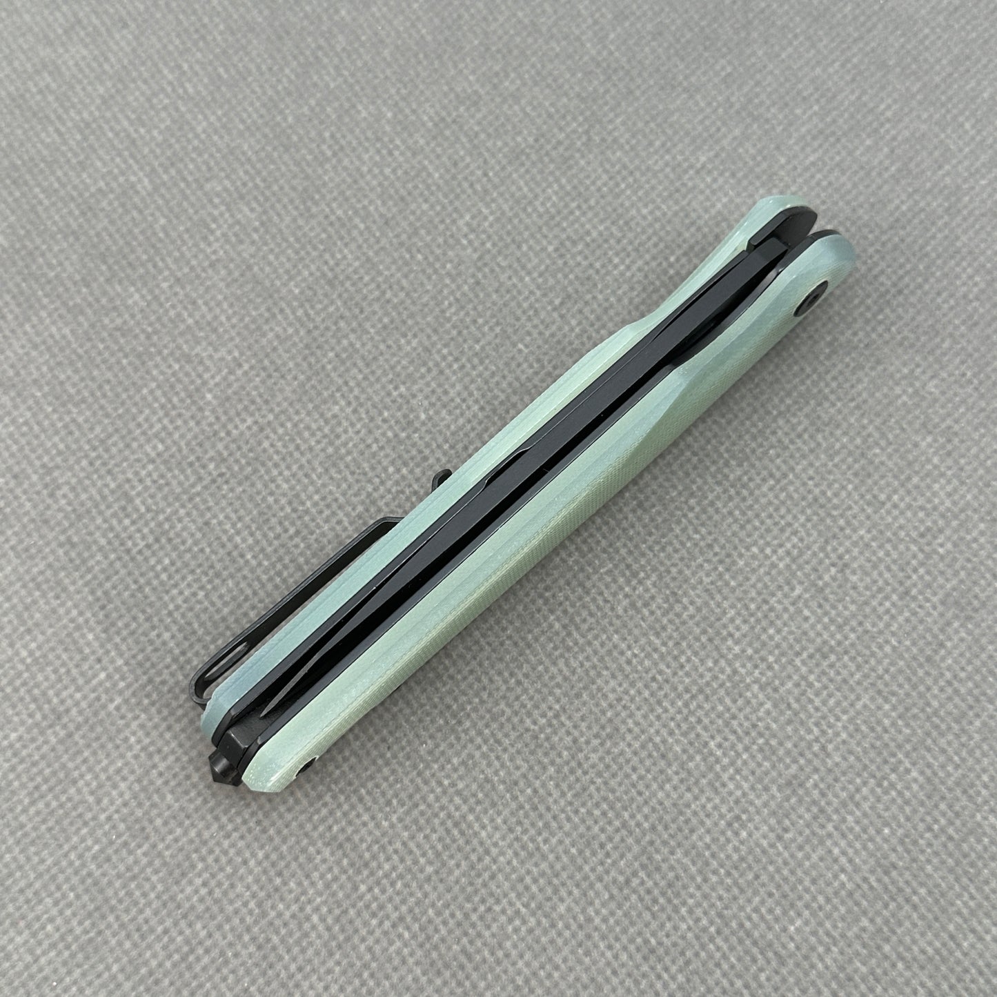 VORIXN KM005 closed spine-side structure showing handle thickness and closed blade alignment.