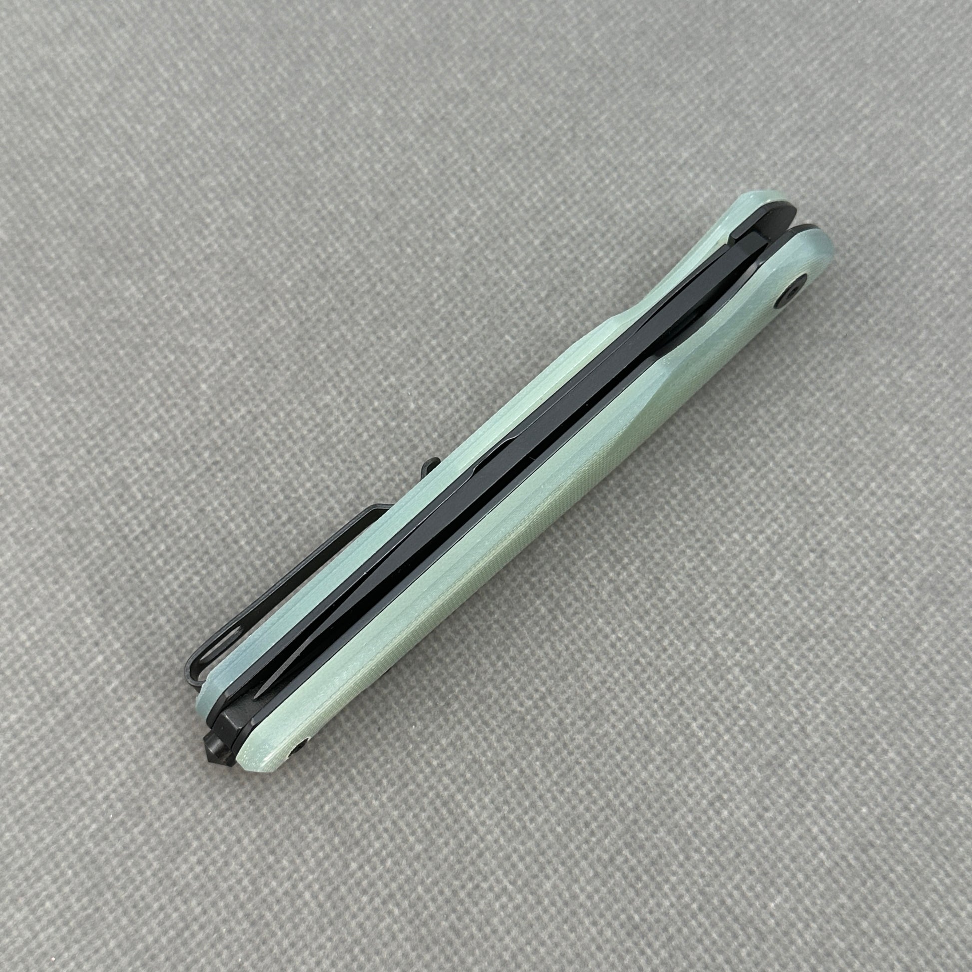 VORIXN KM005 closed spine-side structure showing handle thickness and closed blade alignment.