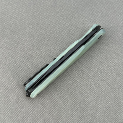 VORIXN KM005 closed spine-side structure showing handle thickness and closed blade alignment.