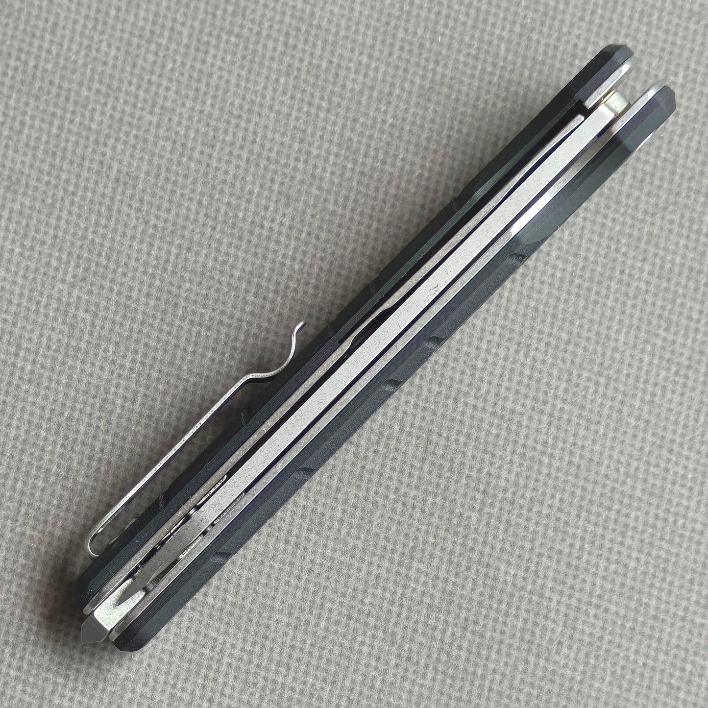 VORIXN KM001 closed spine-side structure showing handle thickness and closed blade alignment.