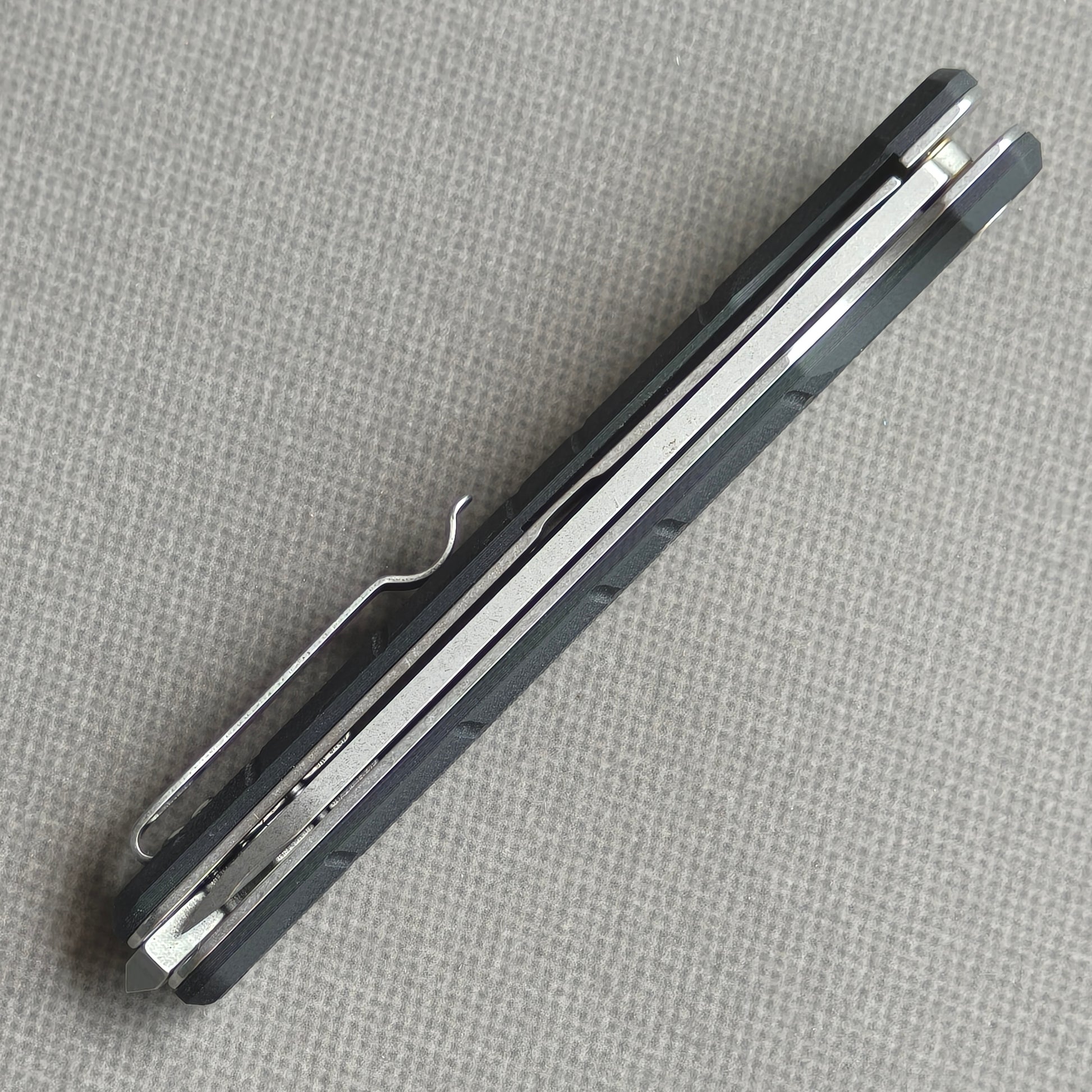 VORIXN KM001 closed spine-side structure showing handle thickness and closed blade alignment.