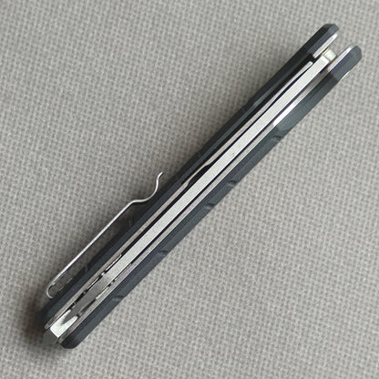 VORIXN KM001 closed spine-side structure showing handle thickness and closed blade alignment.