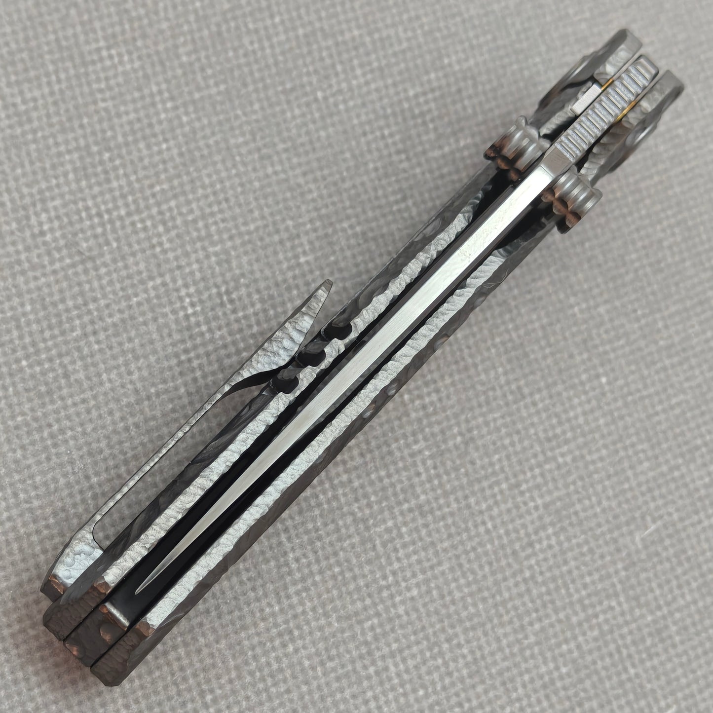 VORIXN KB098 Impact Origin Folding Knife – closed spine side structure showing handle thickness and blade alignment