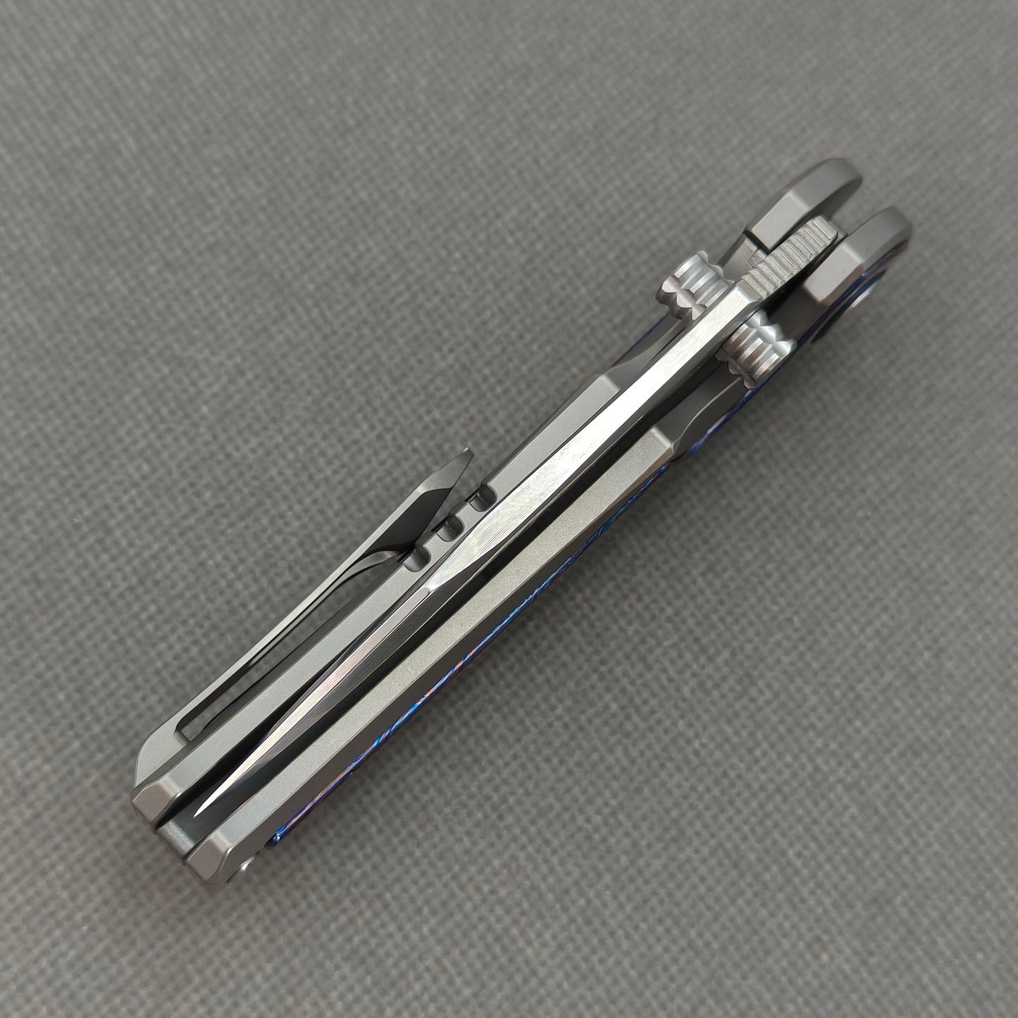 VORIXN KB031 closed spine-side structure showing handle thickness and closed blade alignment.
