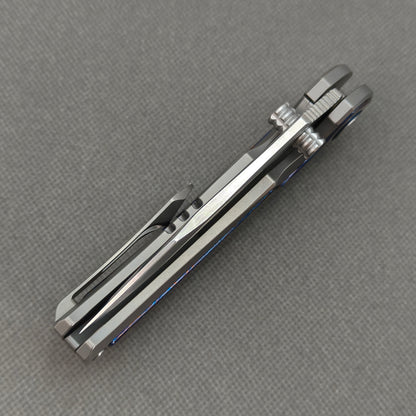 VORIXN KB031 closed spine-side structure showing handle thickness and closed blade alignment.