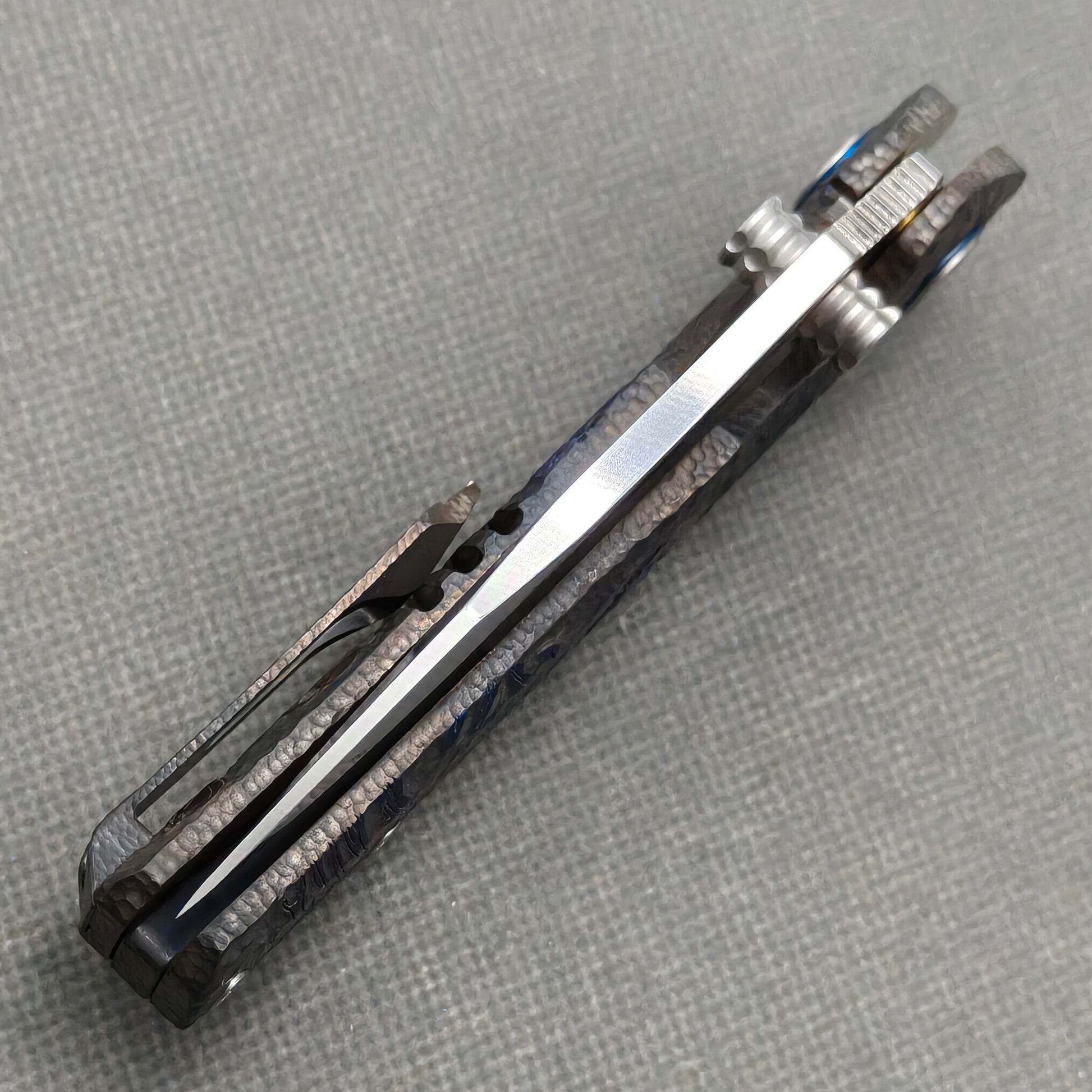 VORIXN KB096 closed spine-side structure showing handle thickness and closed blade alignment.