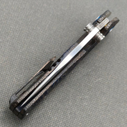 VORIXN KB096 closed spine-side structure showing handle thickness and closed blade alignment.