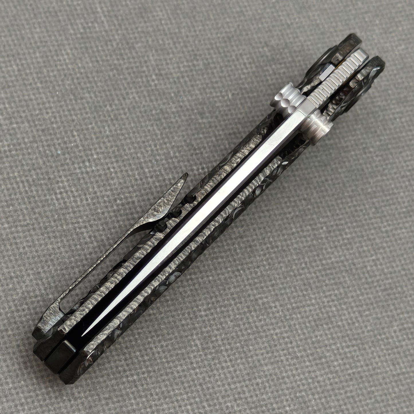 VORIXN "Blackscale" Flipper & Daumenpin-Messer, handgeschnitzter & DLC-beschichteter Titan-Griff (9,1 cm Damastklinge) KB088