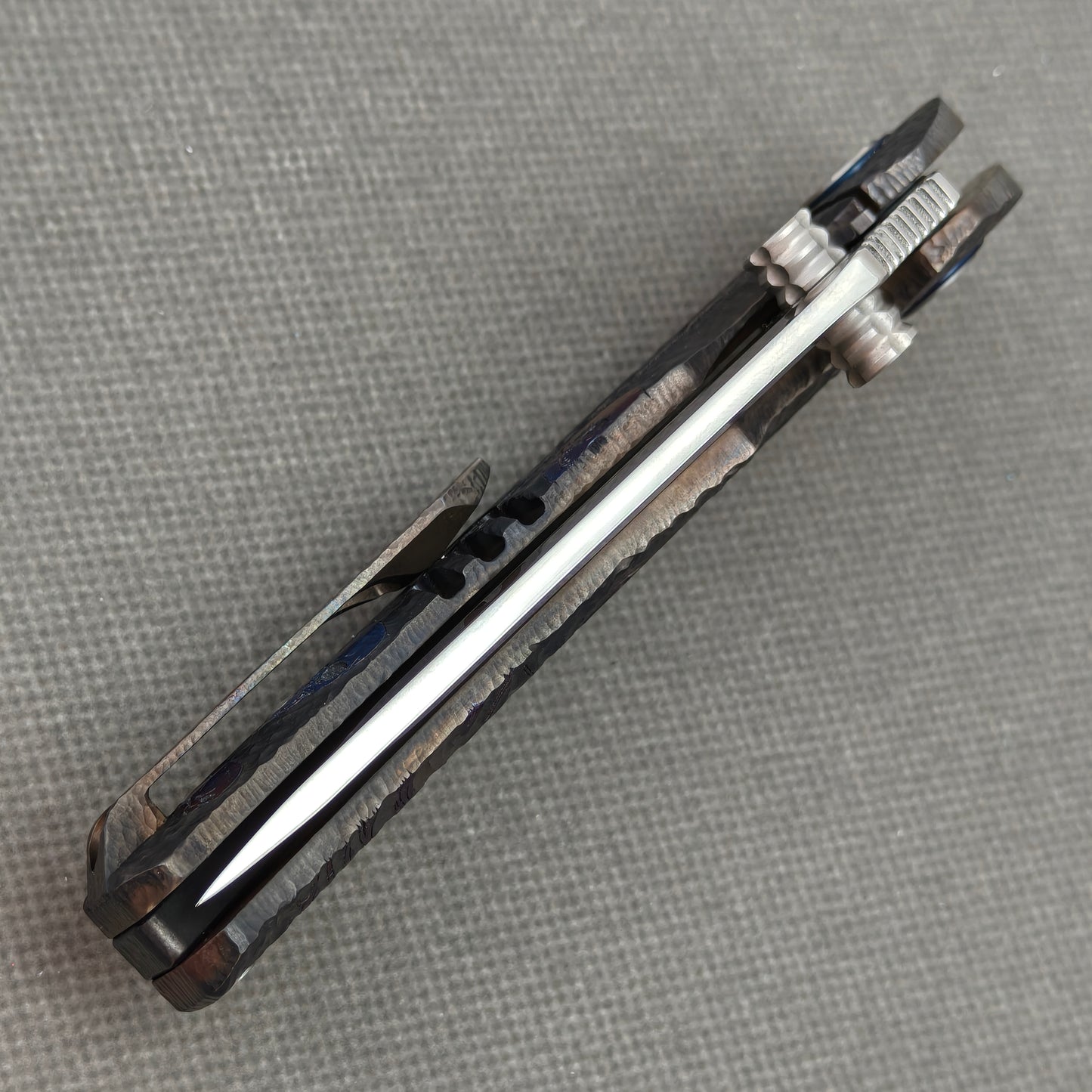VORIXN „Skull Mirror“ Flipper- & Daumenpin-Messer, Titan-gravierter, anodisch gefärbter Griff (10,2 cm 10Cr15CoMoV Klinge) KB089