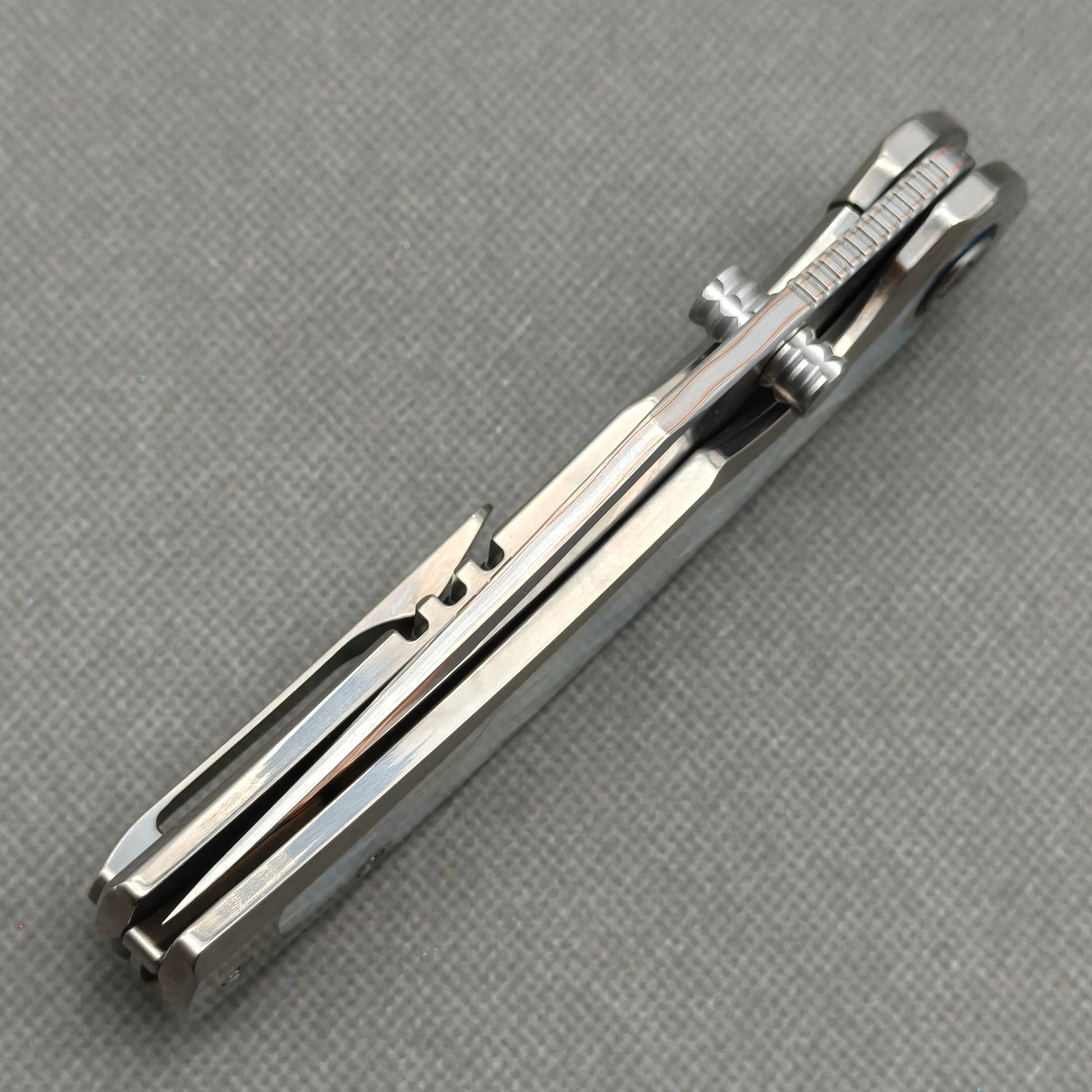 VORIXN KB068 closed spine-side structure showing handle thickness and closed blade alignment.