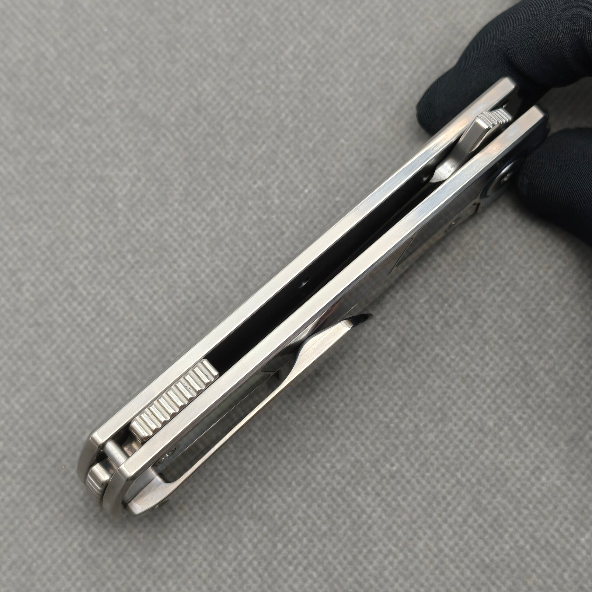 VORIXN KB059 closed side construction view showing pocket clip, spacer, and titanium handle layers.