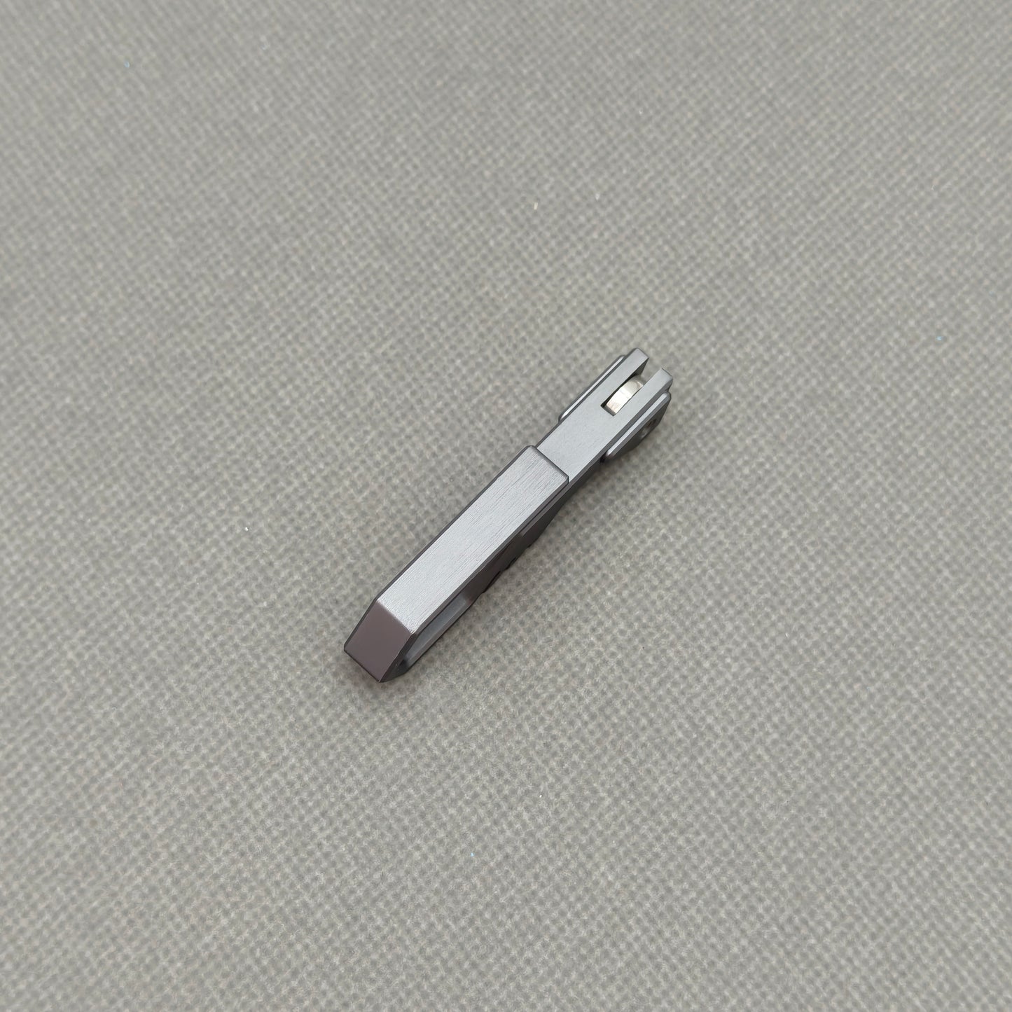 VORIXN NA005 Super Tiny Folding Knife – scale detail showing Aluminum Alloy texture and finish