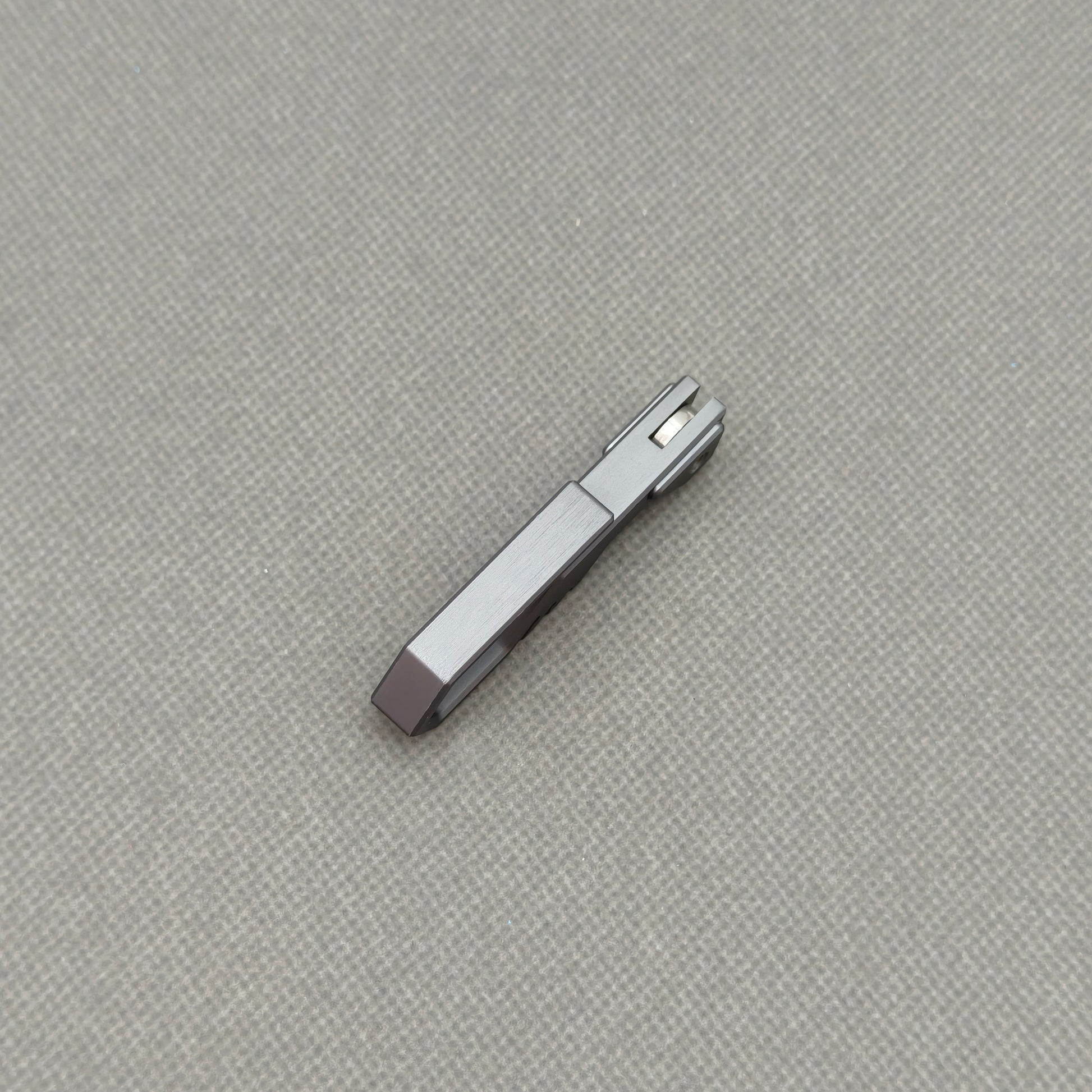 VORIXN NA005 Super Tiny Folding Knife – scale detail showing Aluminum Alloy texture and finish