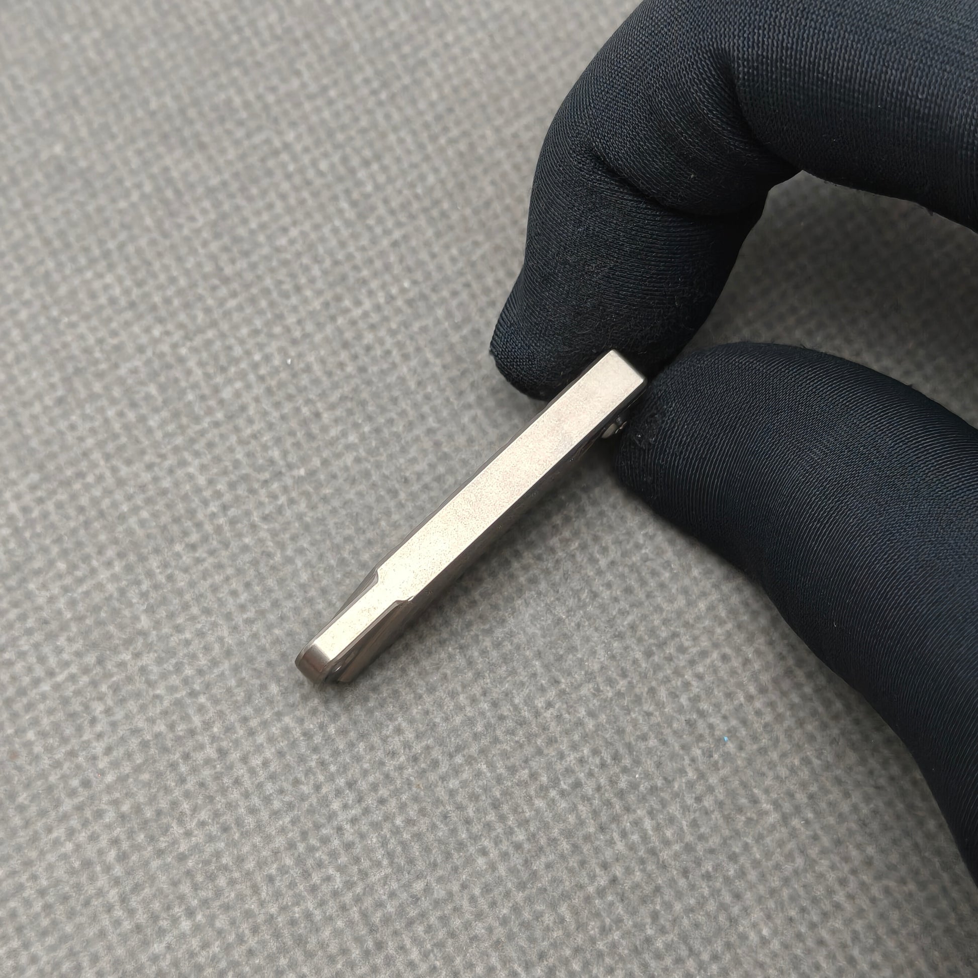 VORIXN NA002 Super Tiny Folding Knife – scale detail showing Titanium texture and finish