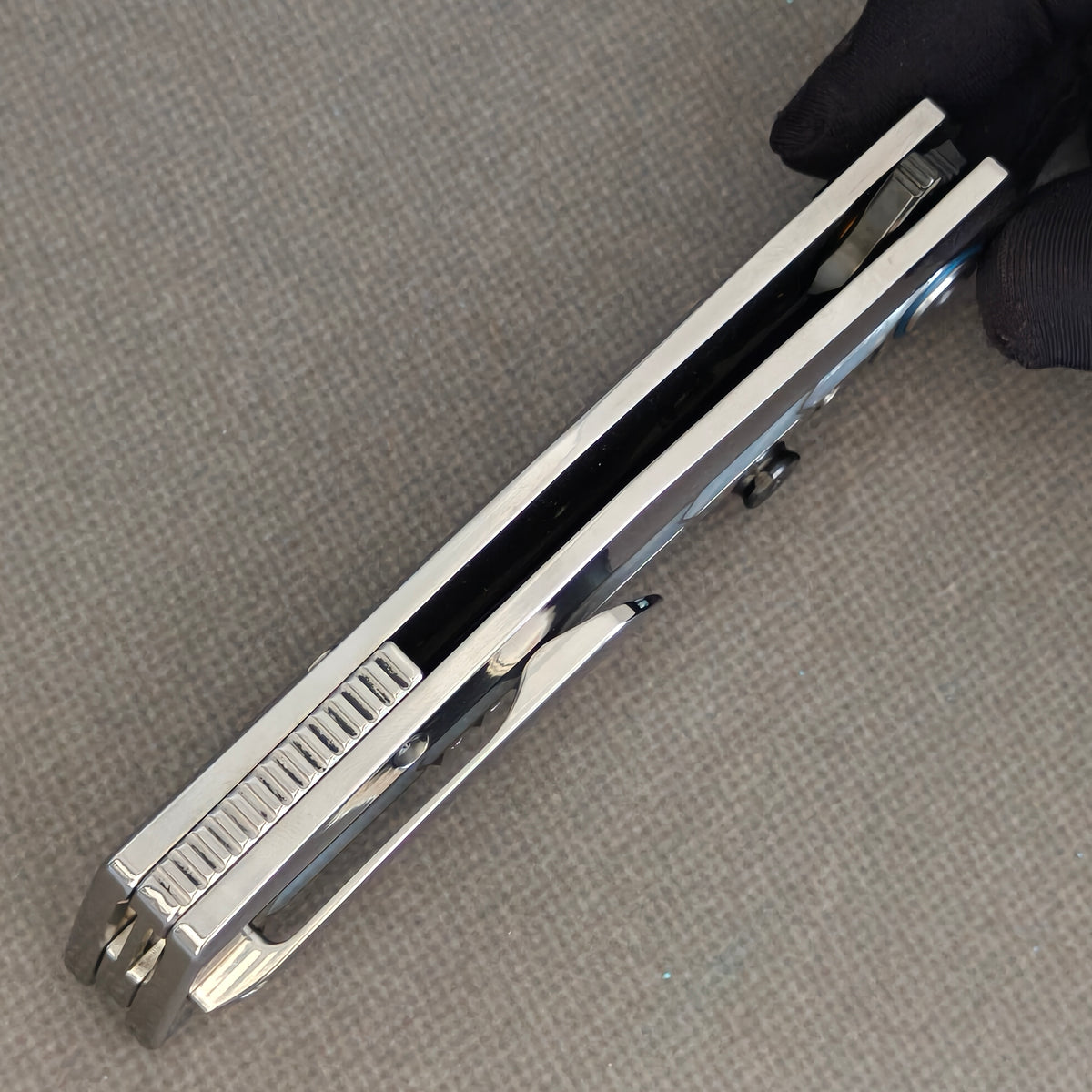 VORIXN Pearlcrest KB158 Folding Knife – closed construction view showing ridged backspacer and open handle channel.