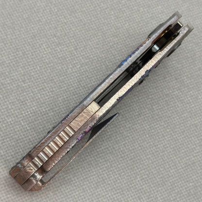 VORIXN „Skull Eclipse“ Flipper & Daumenpin Messer mit titanbeschichtetem, graviertem und eloxiertem Griff (10,2 cm 10Cr15CoMoV Klinge) KB090