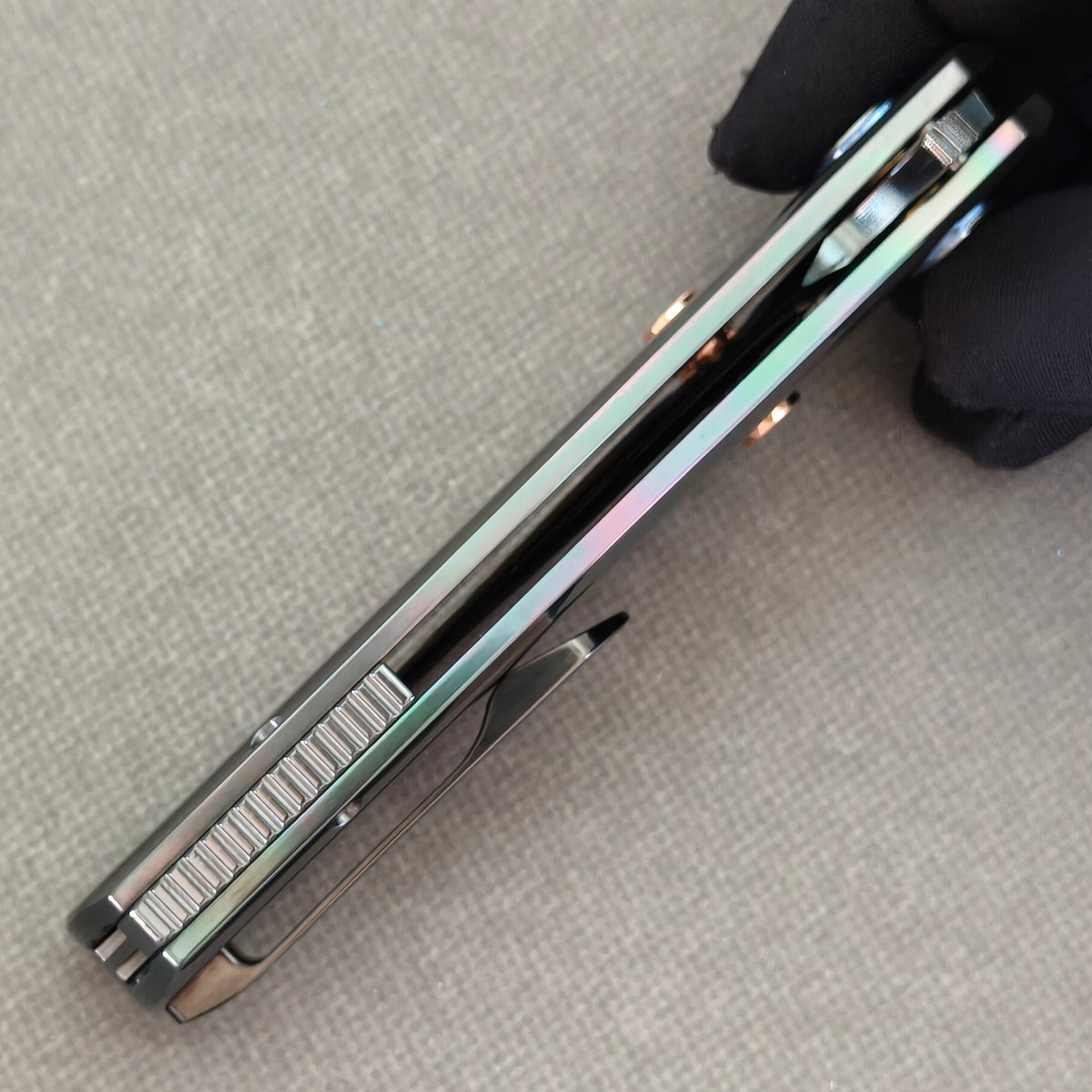 VORIXN Steelwraith KB143 Folding Knife – closed side construction view showing pocket clip, spacer, and handle layers.