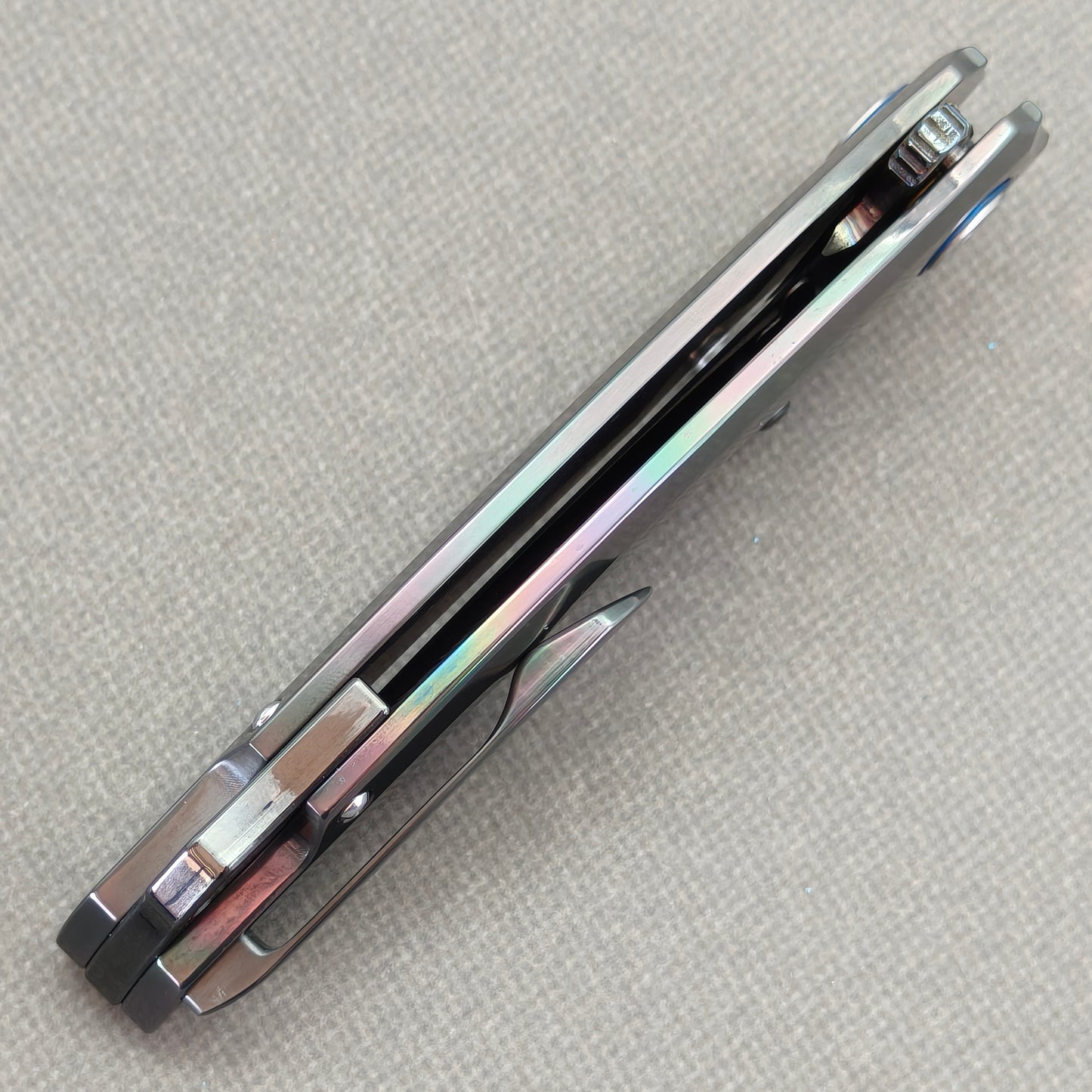 VORIXN PrismWake KB137 Folding Knife – closed side construction view showing pocket clip, spacer, and handle layers.