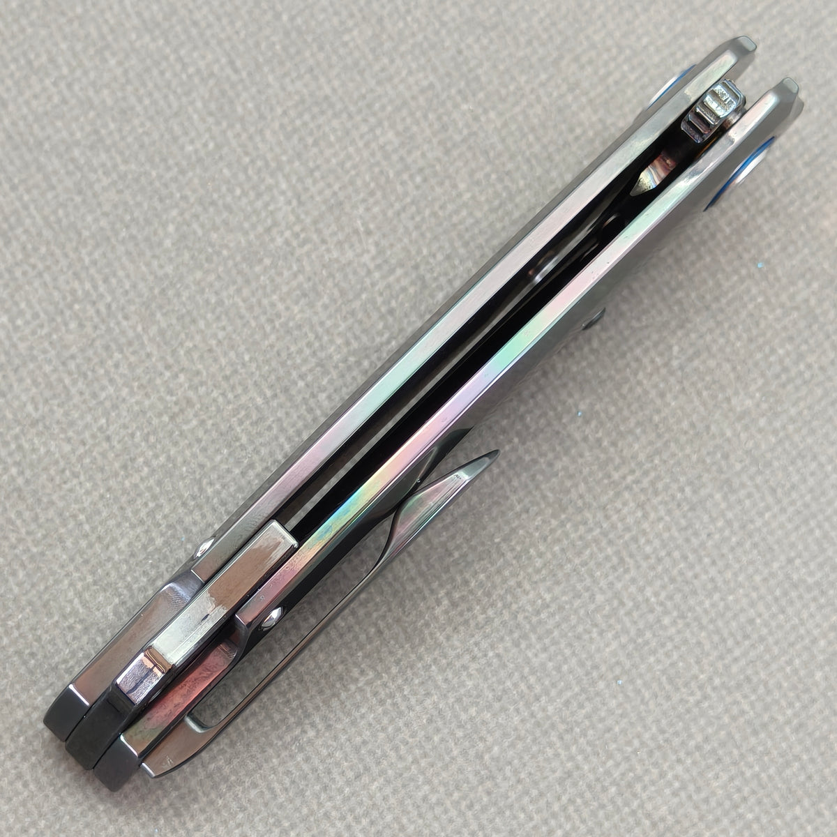 VORIXN PrismWake KB137 Folding Knife – closed side construction view showing pocket clip, spacer, and handle layers.