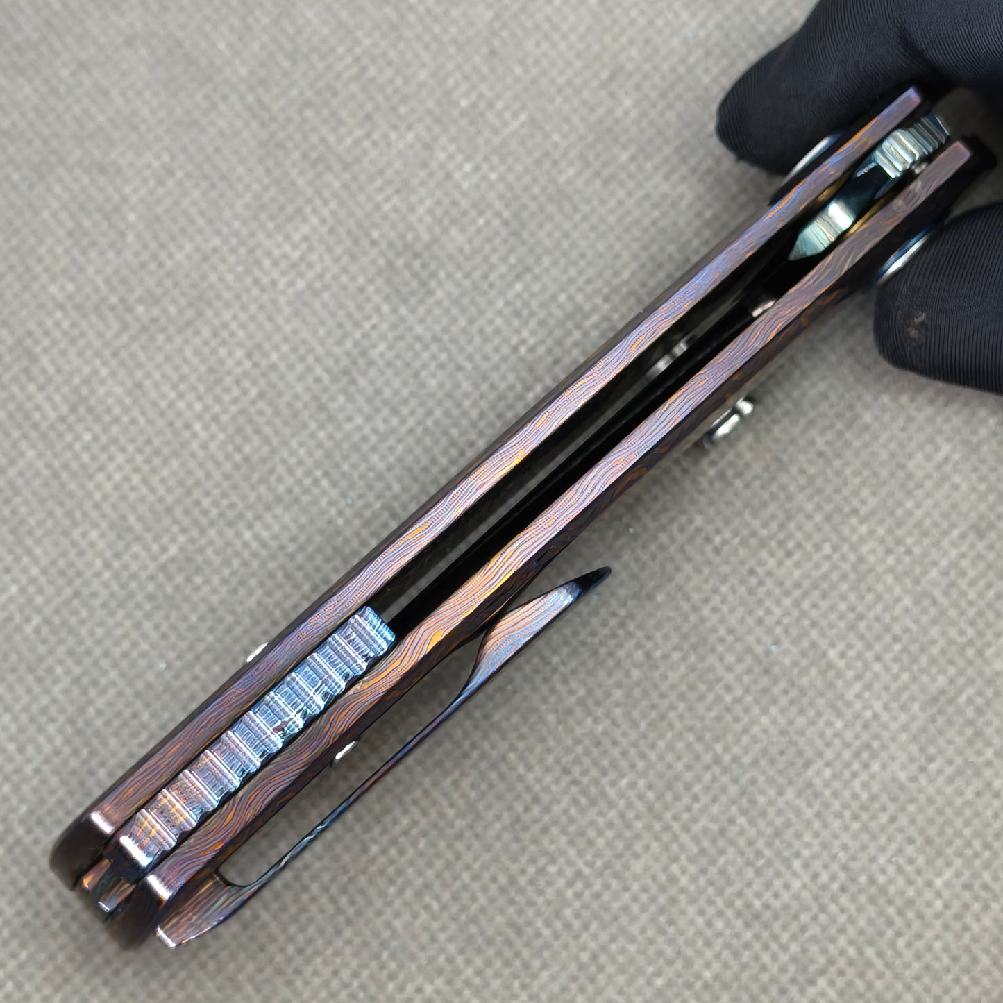VORIXN KB081 Aurora Bright Folding Knife – closed side construction view showing pocket clip, spacer, and handle layers