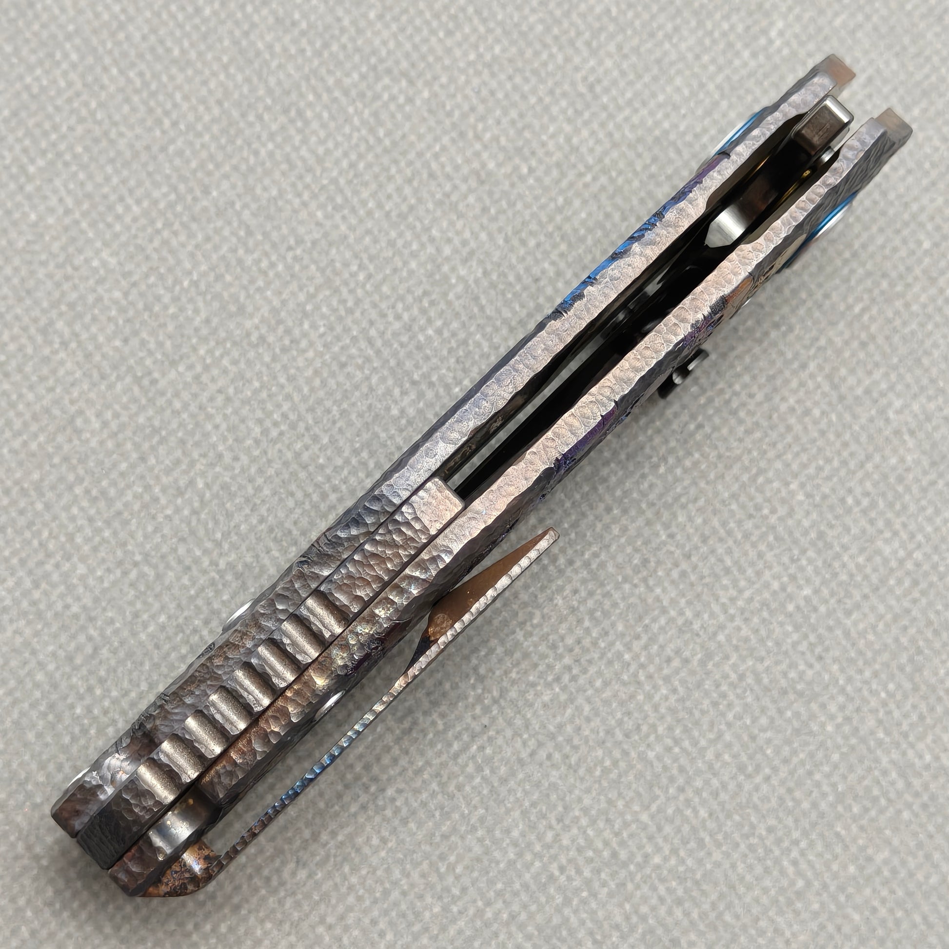 VORIXN Skull Rift KB128 Folding Knife – closed side construction view showing pocket clip, spacer, and handle layers