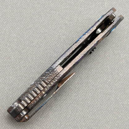 VORIXN Skull Rift KB128 Folding Knife – closed side construction view showing pocket clip, spacer, and handle layers