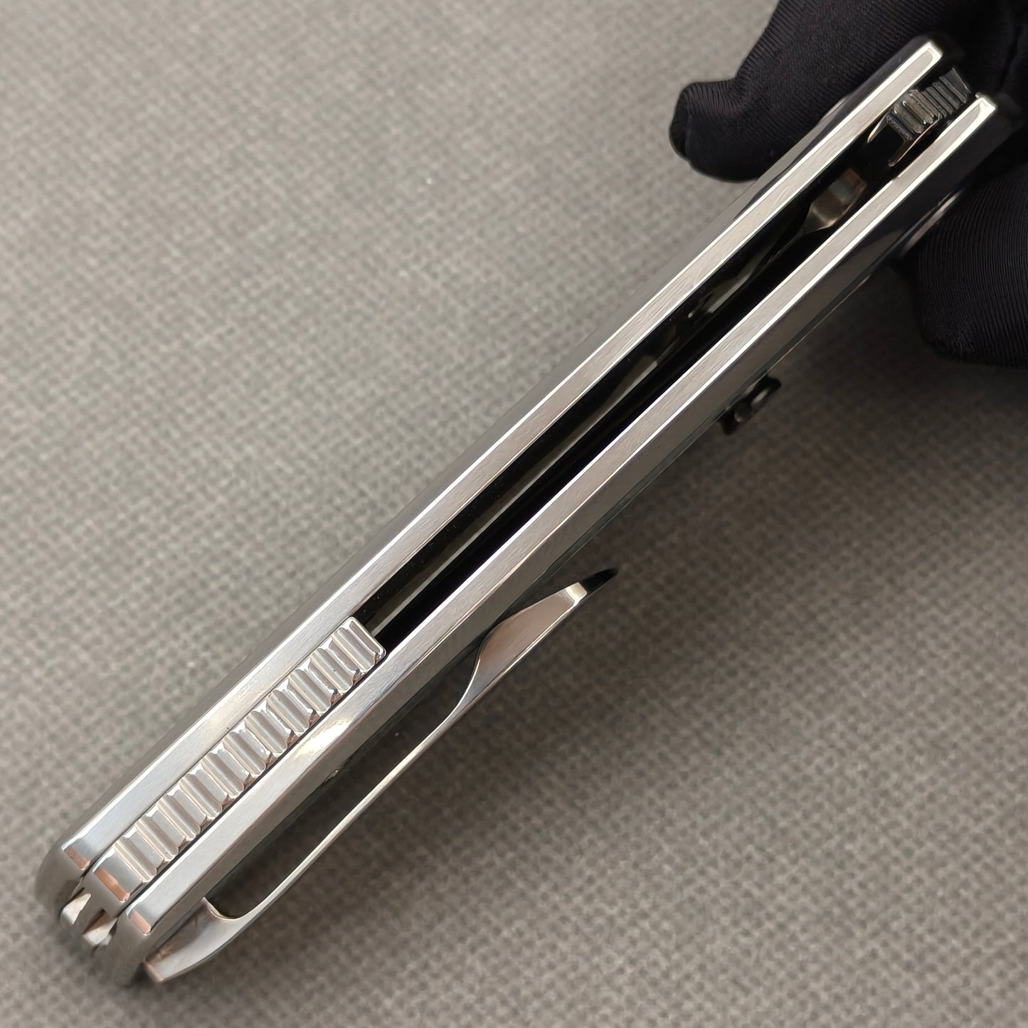 VORIXN Ocean Mirage KB104 Folding Knife – closed side construction view showing pocket clip, spacer, and handle layers