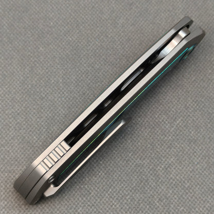 Couteau pliant RIHE Design, manche titane + titane cristallisé (lame Bohler M398 de 3,7") KB076