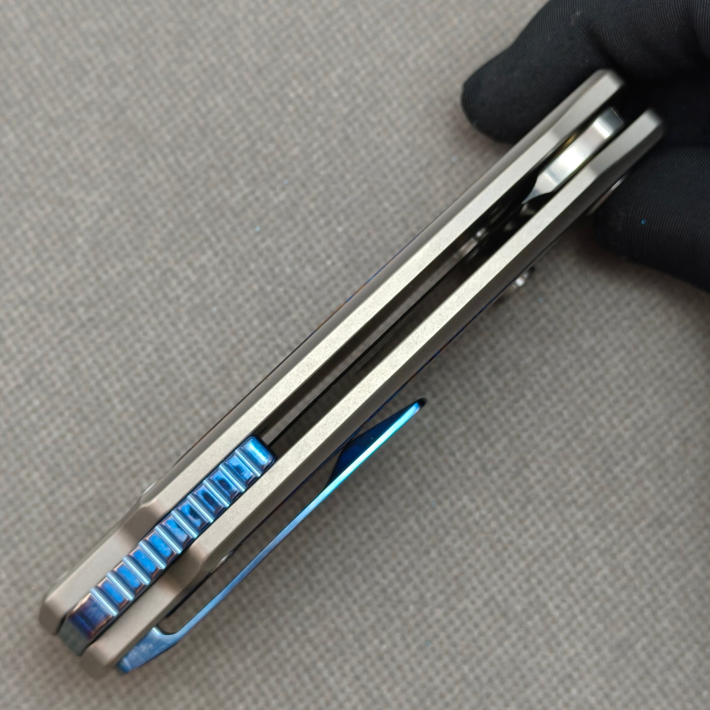 Vorixn „Abyssal“ Flipper- und Daumenpin-Messer mit Griff aus Titanflamme und Zirkoninlay (3,8" Damastklinge) KB039 