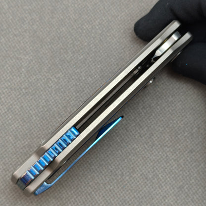 Vorixn „Abyssal“ Flipper- und Daumenpin-Messer mit Griff aus Titanflamme und Zirkoninlay (3,8" Damastklinge) KB039 