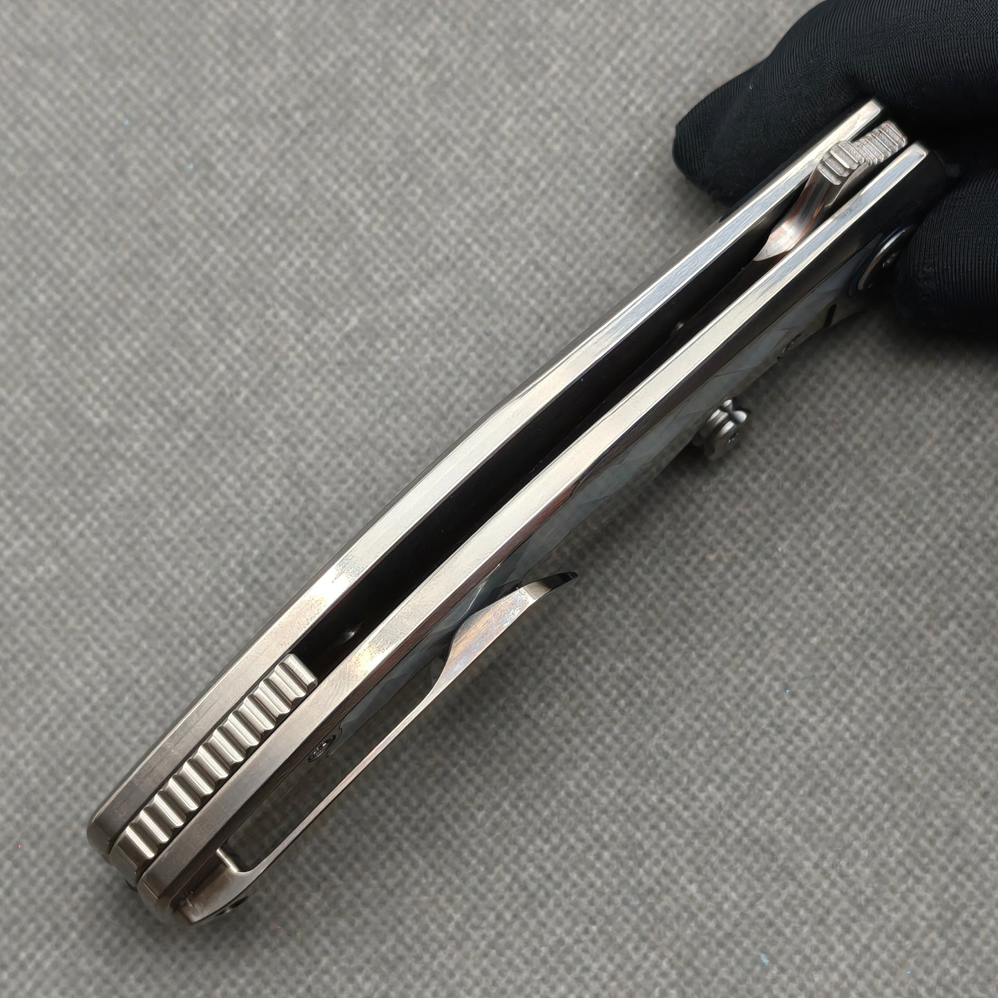 VORIXN KB068 closed side construction view showing pocket clip, spacer, and titanium handle layers.