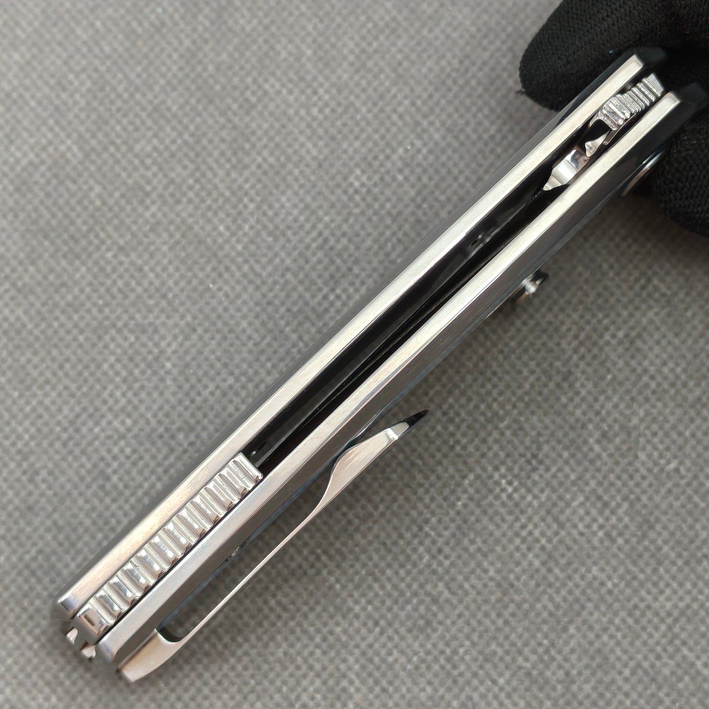 VORIXN "Ocean Mirage" Flipper & Daumenpin-Messer mit weißer Perlmutt-Einlage im Titan-Griff (9,7 cm M390 Klinge) KB092