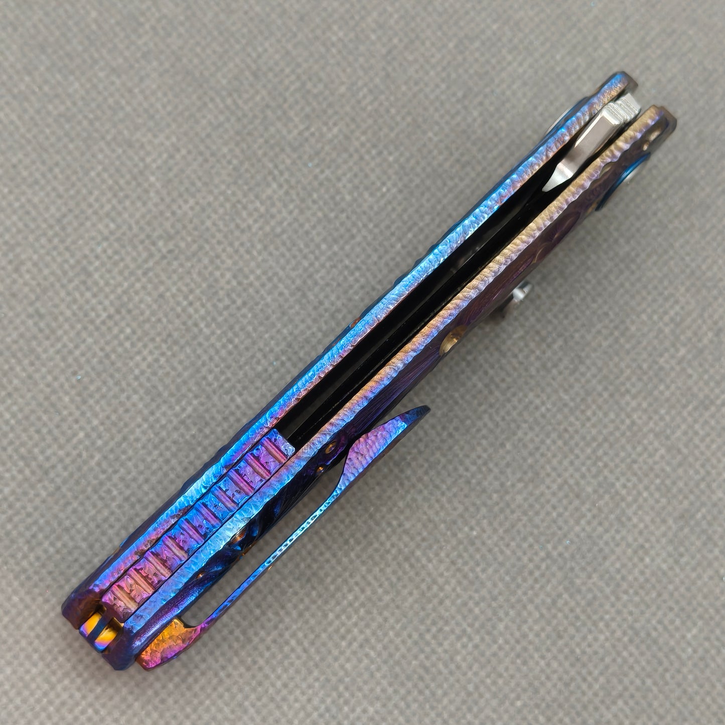 Couteau à flipper et à goujon de pouce Vorixn « Impact Origin » Manche anodisé gravé en titane (Lame en acier Damas de 3,6") KB049