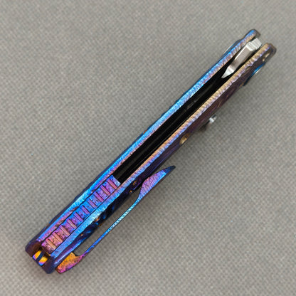 Couteau à flipper et à goujon de pouce Vorixn « Impact Origin » Manche anodisé gravé en titane (Lame en acier Damas de 3,6") KB049