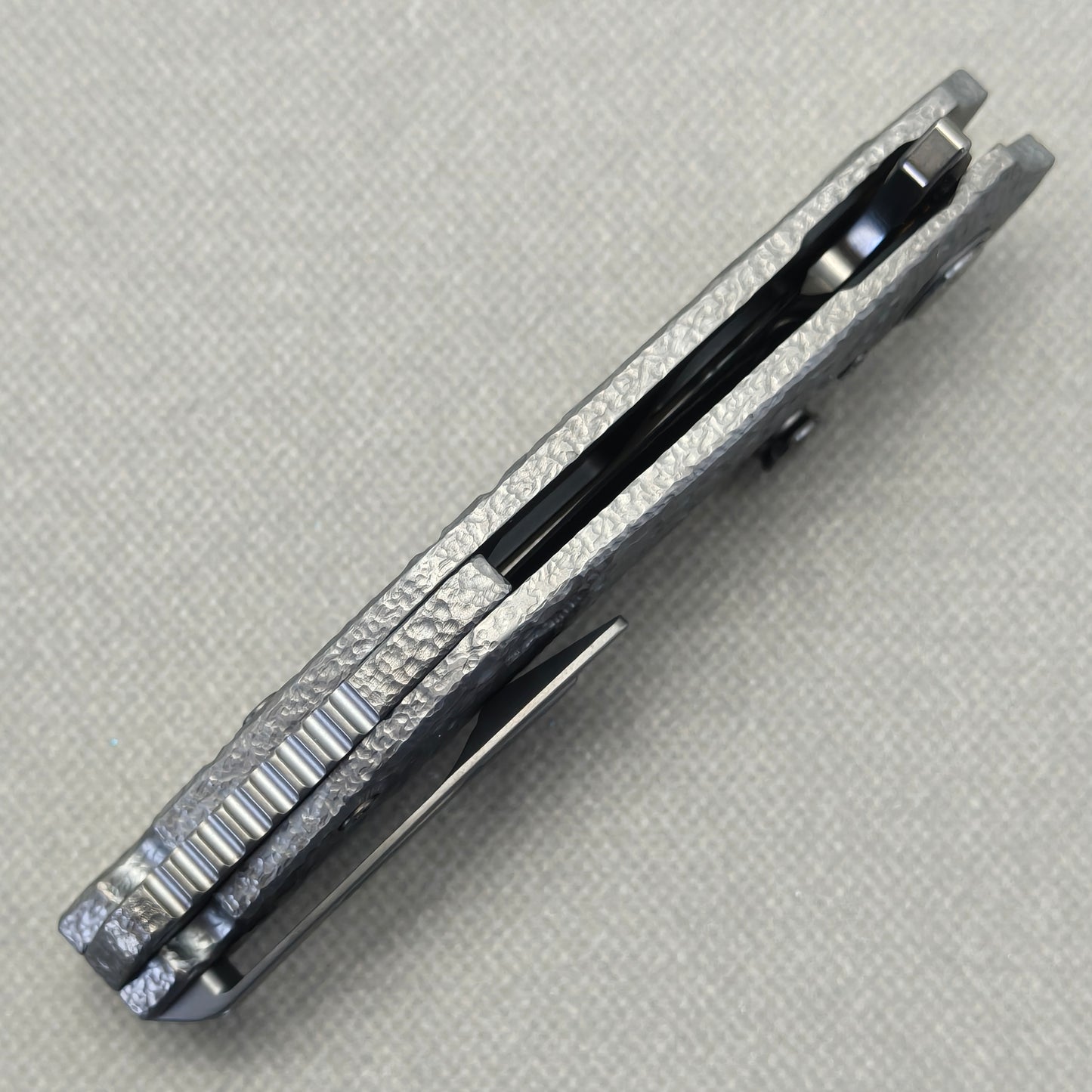 VORIXN Prism KB129 Folding Knife – closed side construction view showing pocket clip, spacer, and handle layers