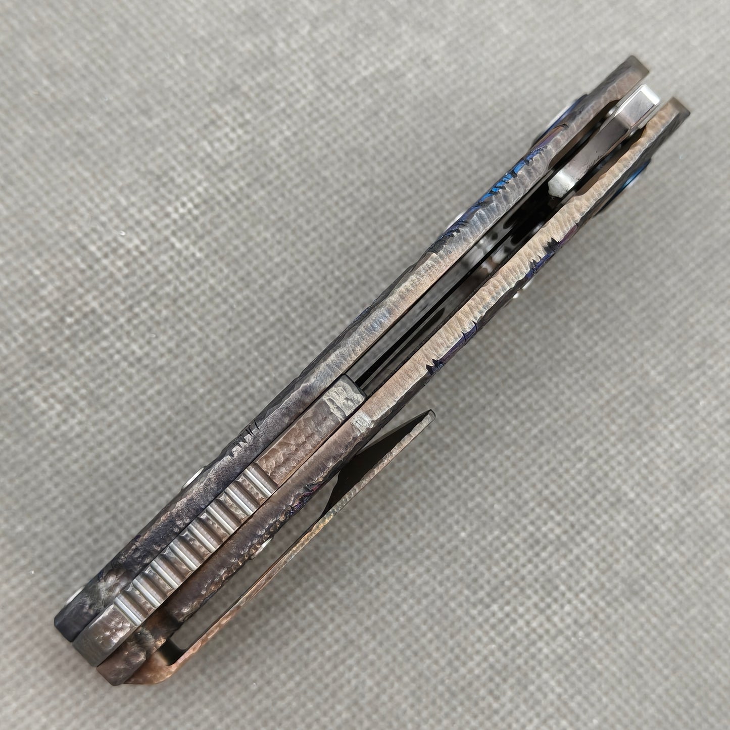 VORIXN „Skull Mirror“ Flipper- & Daumenpin-Messer, Titan-gravierter, anodisch gefärbter Griff (10,2 cm 10Cr15CoMoV Klinge) KB089