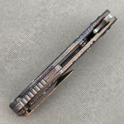 VORIXN „Skull Mirror“ Flipper- & Daumenpin-Messer, Titan-gravierter, anodisch gefärbter Griff (10,2 cm 10Cr15CoMoV Klinge) KB089