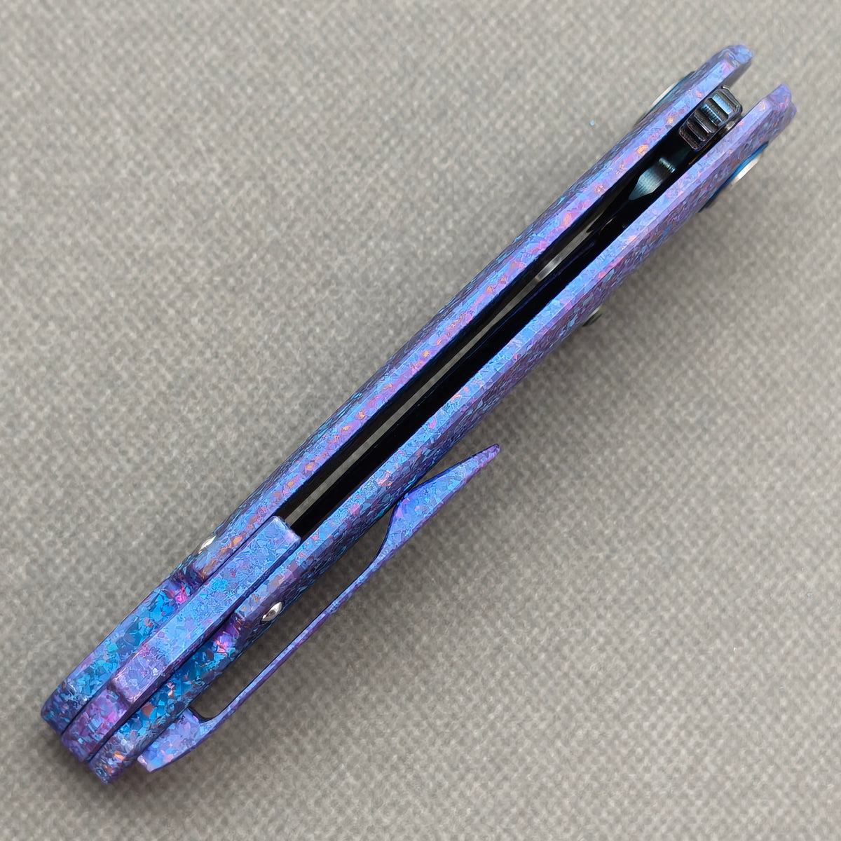 VORIXN Rimeflare KB132 Folding Knife – closed side construction view showing pocket clip, spacer, and handle layers.