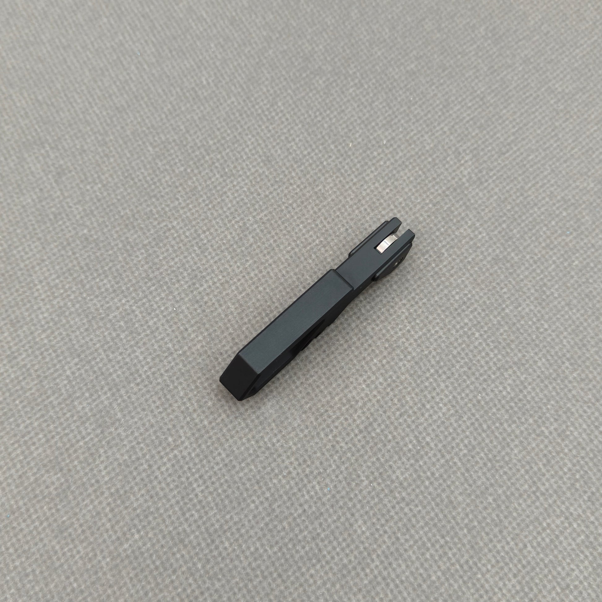 VORIXN NA001 Super Tiny Folding Knife – scale detail showing Aluminum Alloy texture and finish