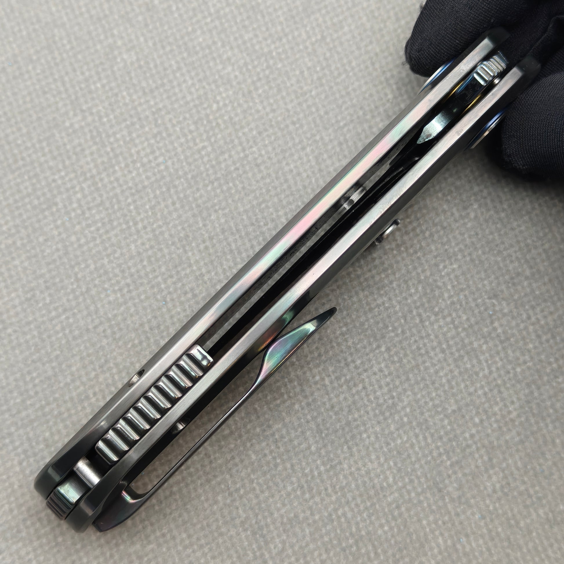 VORIXN Spectra KB127 Folding Knife – closed side construction view showing pocket clip, spacer, and handle layers