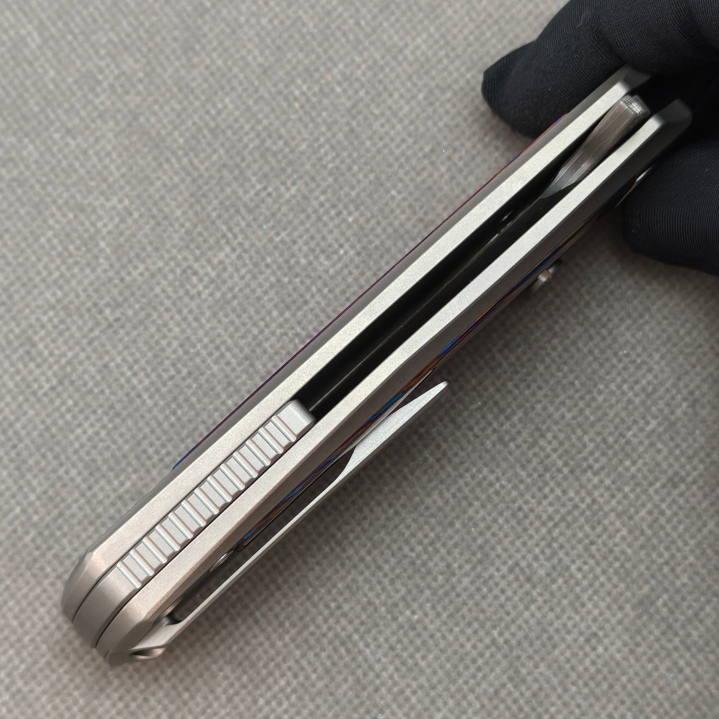 Vorixn „Nebula“ Flipper- und Daumenpin-Messer mit Griff aus Titanflammen-Zirkuinlay (3,8" Klinge aus Damaststahl) KB018 