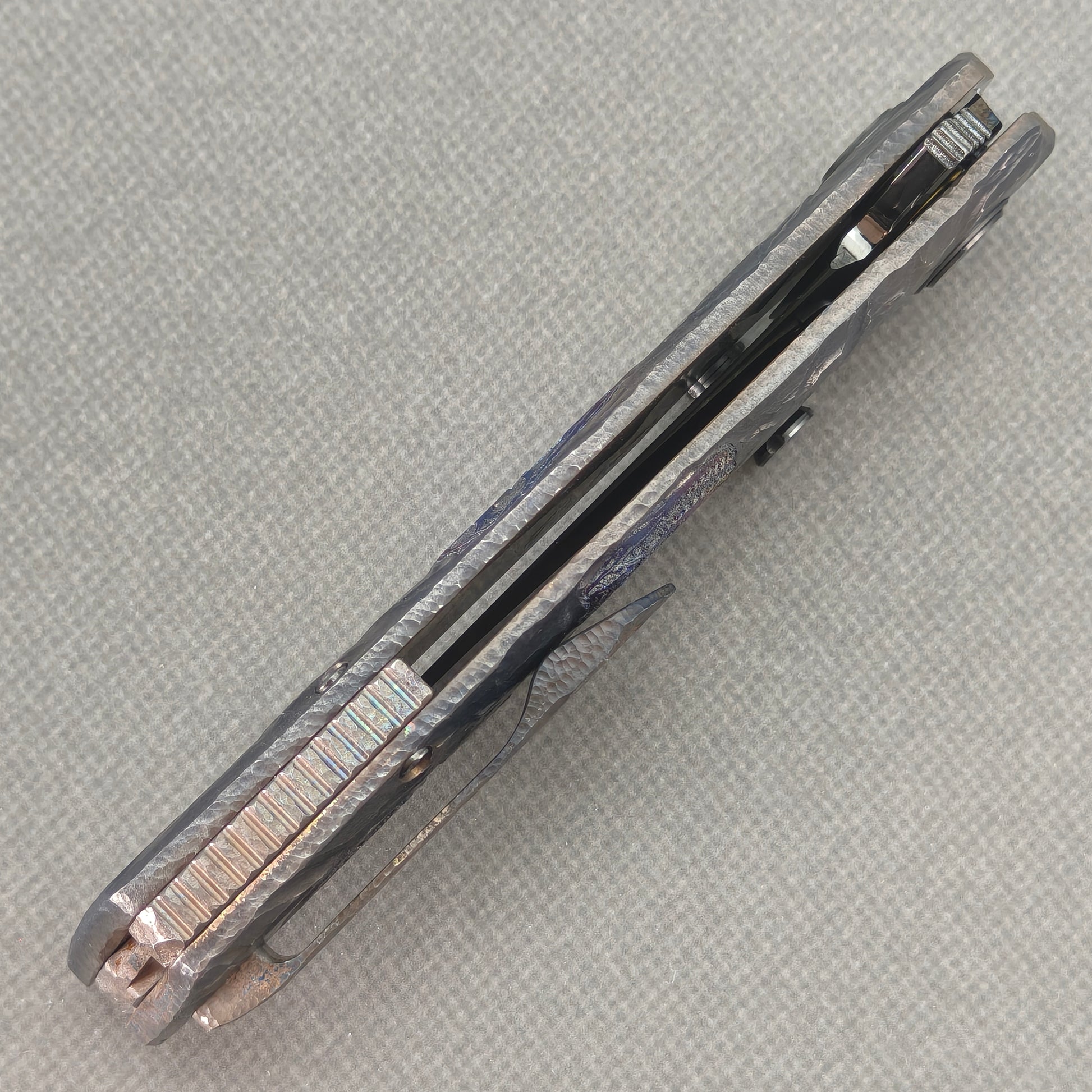 VORIXN Rex KB118 Folding Knife – closed side construction view showing pocket clip, spacer, and titanium handle layers
