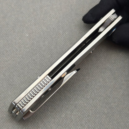Underside view of the closed VORIXN Pearlglint KB159 showing the handle gap, ridged spacer and pocket clip.